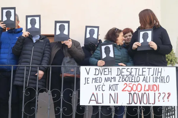 Fotografija je nastala med protestom proti sosežigu odpadkov v Salonitu Anhovo, ko so se ljudje spomnili tudi vseh umrlih zaradi posledic izpostavljenosti azbestu. Foto: Borut Živulović/BOBO