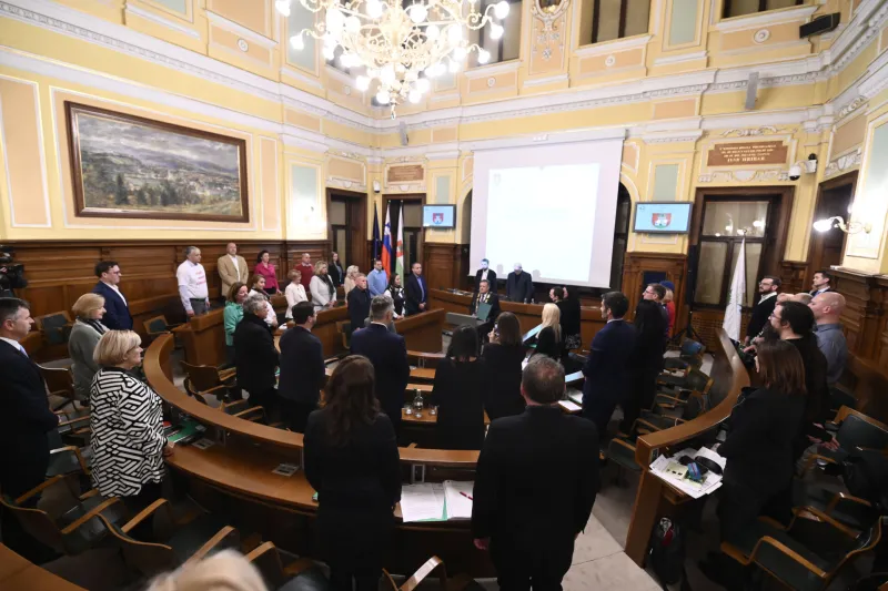 Slovenija, Ljubljana, 12.12.2022, 12. december 2022Ustanovna seja mestnega sveta Mestne občine Ljubljana. Potrditev mandatov svetnikov in potrditev župana. MOL, svetniki, slavnostna prisega Foto:Žiga Živulović jr. /Bobo