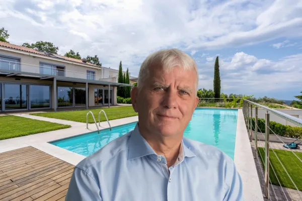 Karel Peter Per&scaron;olja je pred jesensko kandidaturo prodal vilo, ki jo je njegovo podjetje kupilo leta 2024. Foto: Uredni&scaron;tvo