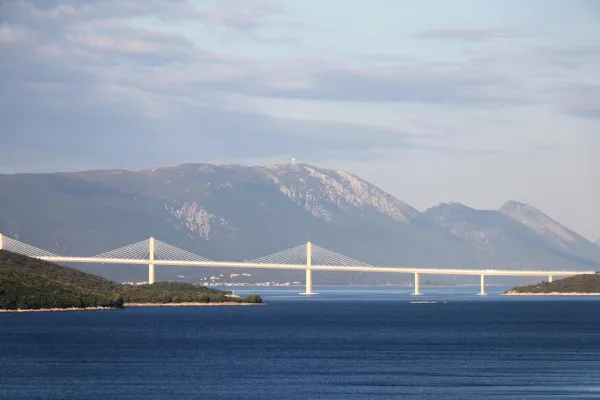 Most na Pelje&scaron;ac so gradili med pandemijo. Foto: Canva