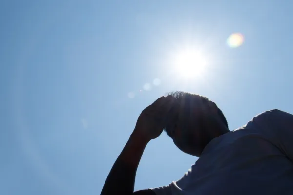 Najvi&scaron;je koncentracije troposferskegaozona so značilne za poletne mesece zaradi večjega vpliva sončnega sevanja in vi&scaron;jih temperatur zraka. Foto: Canva