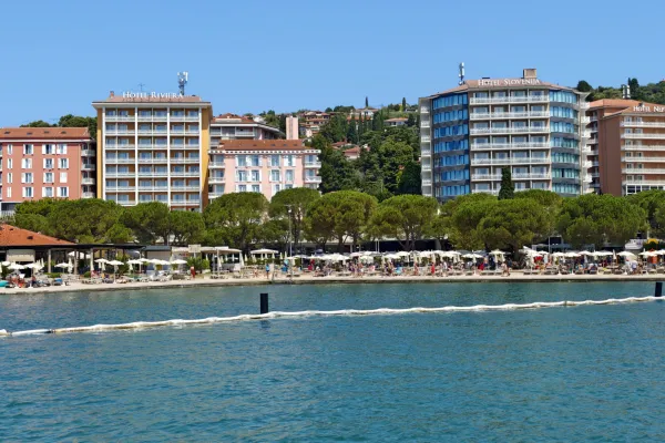 Slovenija, Portorož, 16.07.2026, 16. julij 2026Razlitje goriva v morje pri portoro&scaron;ki plaži, kjer pristojne službe izvajajo sanacijo onesnaženja, ekologija, nafta,Foto: Peter Litavsky/F.A.Bobo