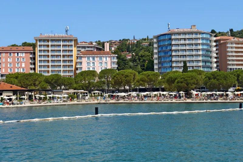 Slovenija, Portorož, 16.07.2026, 16. julij 2026Razlitje goriva v morje pri portoro&scaron;ki plaži, kjer pristojne službe izvajajo sanacijo onesnaženja, ekologija, nafta,Foto: Peter Litavsky/F.A.Bobo