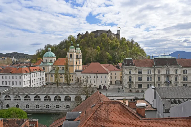 Slovenija, Ljubljana, 08.04.2025, 08. april 2025Mesto Ljubljana, arhitektura, stavbe, hi&scaron;e, strehe, Tržnica, Stolnica, Ljubljanski gradFoto: Žiga Živulović jr./F.A.Bobo