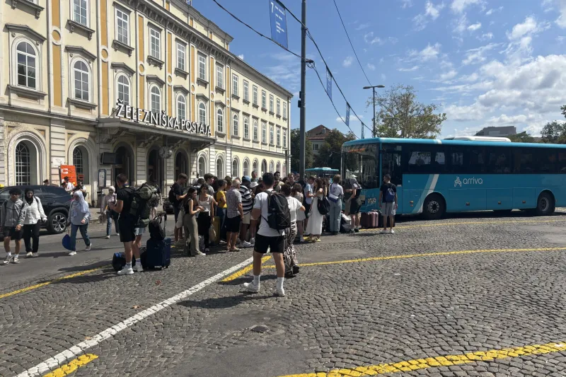 Dolga vrsta ljudi za na avtobus proti Bledu. 