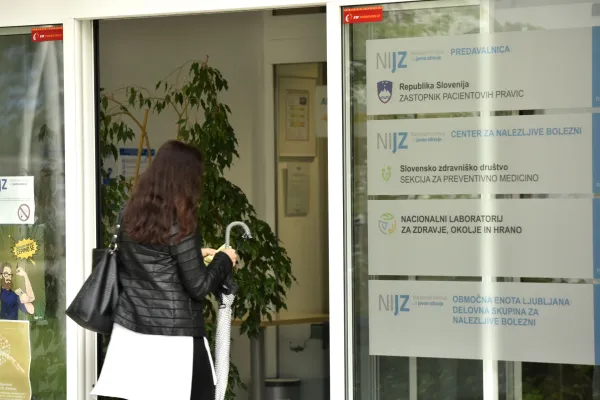 Slovenija Ljubljana 10.06.2020 10. junij 2020 Stavba, sedež, NIJZ, Nacionalni in&scaron;titut za javno zdravje, Slovensko javno zdravstvo, arhitektura, Zalo&scaron;ka cesta 29Foto: Žiga Živulovič jr./BOBO 