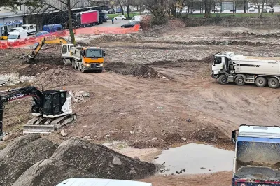 Za potrebe novogradnje je že nastala dober meter globoka gradbena jama. Foto: okoli&scaron;ki prebivalci
