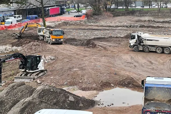 Za potrebe novogradnje je že nastala dober meter globoka gradbena jama. Foto: okoli&scaron;ki prebivalci