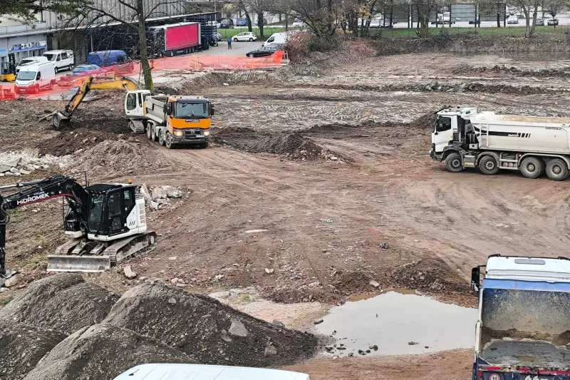 Za potrebe novogradnje je že nastala dober meter globoka gradbena jama. Foto: okoli&scaron;ki prebivalci