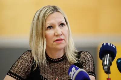 Novinarska konferenca NIJZ in ministrstva za zdravje o uzivanju energijskih pijac med mladostniki ter predstavitev najnovejsih podatkov, strokovnih opozoril in ukrepov za zascito zdravja otrok in mladih.Direktorica direktorata za javno zdravje na MZ Vesna Marinko.