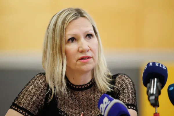 Novinarska konferenca NIJZ in ministrstva za zdravje o uzivanju energijskih pijac med mladostniki ter predstavitev najnovejsih podatkov, strokovnih opozoril in ukrepov za zascito zdravja otrok in mladih.Direktorica direktorata za javno zdravje na MZ Vesna Marinko.