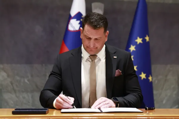 Slovenija, Ljubljana, 08.07.2026, 08. julij 2026Predsednik Državnega zbora Zoran Stevanović je podpisal odlok o razpisu rednih volitev v občinske svete in rednih volitev županov, politika,Foto: Borut Živulović/F.A.Bobo