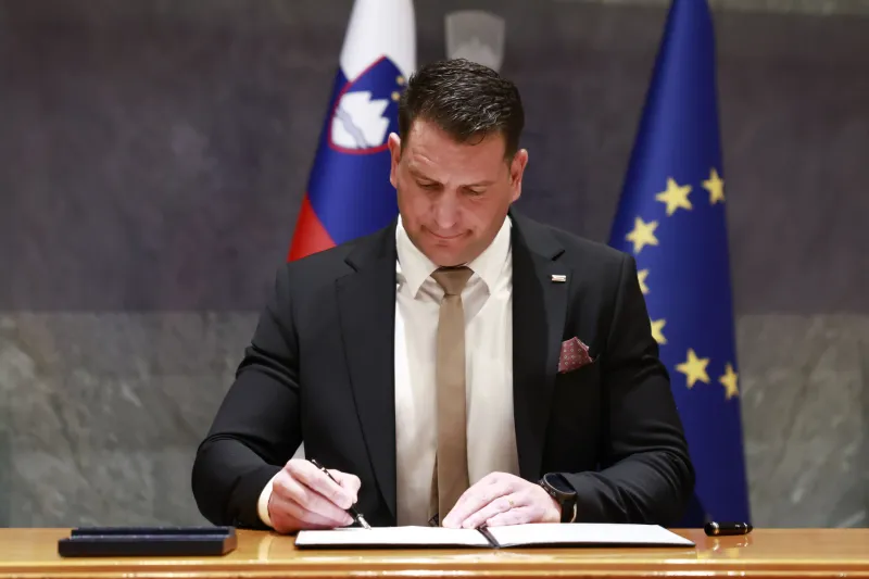 Slovenija, Ljubljana, 08.07.2026, 08. julij 2026Predsednik Državnega zbora Zoran Stevanović je podpisal odlok o razpisu rednih volitev v občinske svete in rednih volitev županov, politika,Foto: Borut Živulović/F.A.Bobo