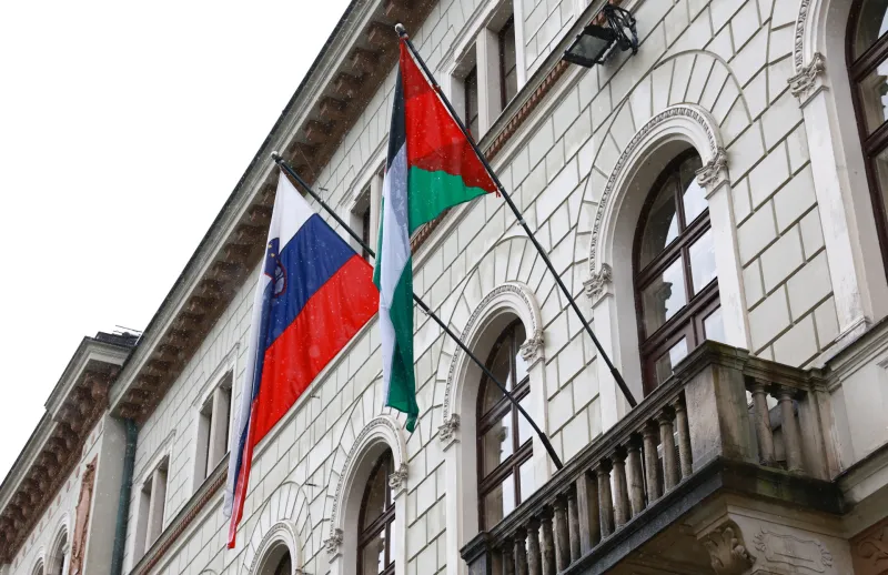 Slovenija, Ljubljana, 05.06.2026, 05. junij 2026Palestinska zastava visi ob slovenski brez evropske na predsedni&scaron;ki palači. Simboli, zastava, zastavi, zastave, predsedni&scaron;ka palačaFoto: Borut Živulović /F.A. Bobo