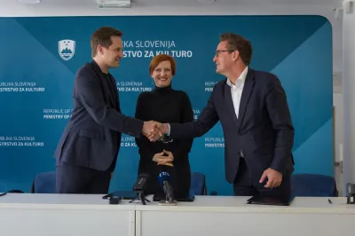 Ministrica dr. Asta Vrečko je z županom Mestne občine Celje Matijo Kovačem in županom Mestne občine Nova Gorica Samom Turelom podpisala tripartitno pogodbo soustanoviteljic Javnega zavoda za razvoj sodobne plesne umetnosti.Foto: Bor Slana/STA
