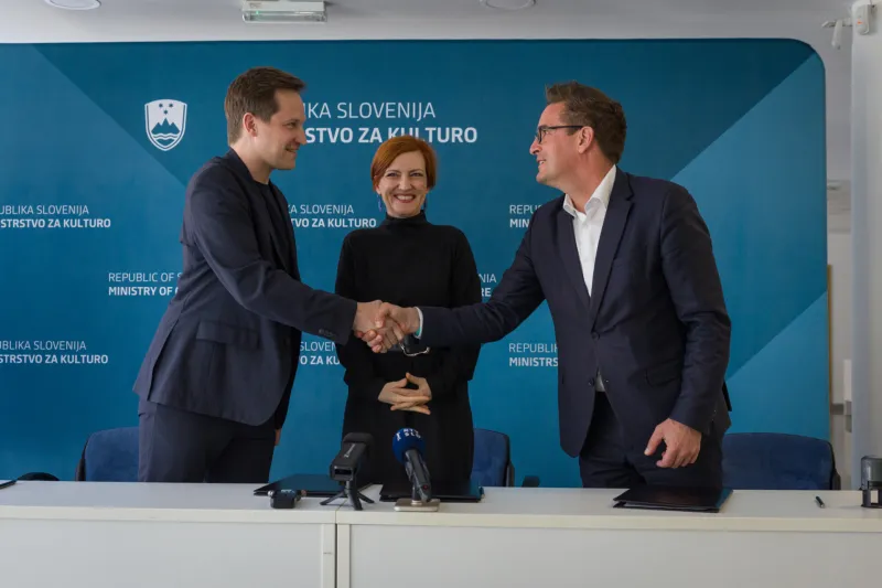 Ministrica dr. Asta Vrečko je z županom Mestne občine Celje Matijo Kovačem in županom Mestne občine Nova Gorica Samom Turelom podpisala tripartitno pogodbo soustanoviteljic Javnega zavoda za razvoj sodobne plesne umetnosti.Foto: Bor Slana/STA