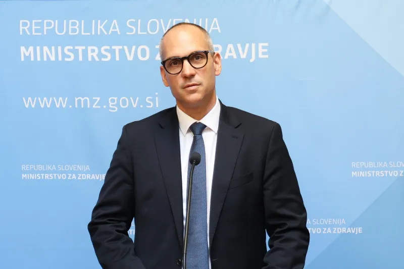 Novinarska konferenca ministrstva za zdravje Tadeja Ostrca in predstavnika interventnih radiologov UKC Maribor, na kateri sta predstavila vsebino dosezenega dogovora za nadaljnje izvajanje interventne radiologije v UKC Maribor.Minister za zdravje Tadej Ostrc. Foto: STA