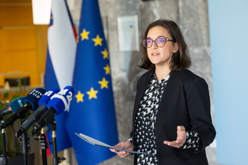  Tina Ser&scaron;en