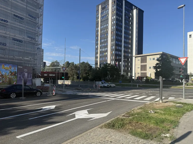 Promet po Vilharjevi cesti je končno stekel. Foto: Uredni&scaron;tvo