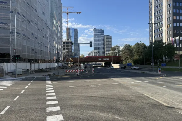 Promet po Vilharjevi cesti je končno stekel. Foto: Uredni&scaron;tvo