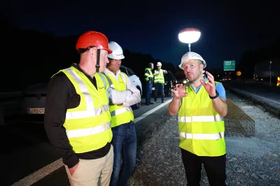 Minister Jernej Vrtovec si je s predstavniki DARSa ogledal začetek nočnih gradbenih del na avtocesti pri viadutku Ravbarkomandi. Foto: Borut Živulović /F.A.Bobo