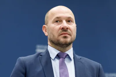 Primopredaja dela poslov med dosedanjim ministrom za okolje, podnebje in energijo Bojanom Kumrom ter novim ministrom za infrastrukturo in energetiko Jernejem Vrtovcem.Foto: STA