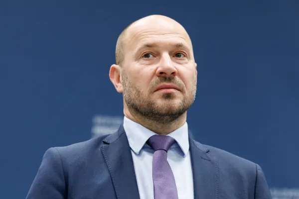 Primopredaja dela poslov med dosedanjim ministrom za okolje, podnebje in energijo Bojanom Kumrom ter novim ministrom za infrastrukturo in energetiko Jernejem Vrtovcem.Foto: STA