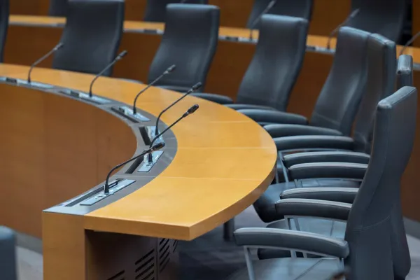 Pred tremi leti se je na politično sredino ume&scaron;čalo kar 35 odstotkov anketirancev, v raziskavi iz leta 2024 pa je takih manj kot 20 odstotkov. Foto: STA