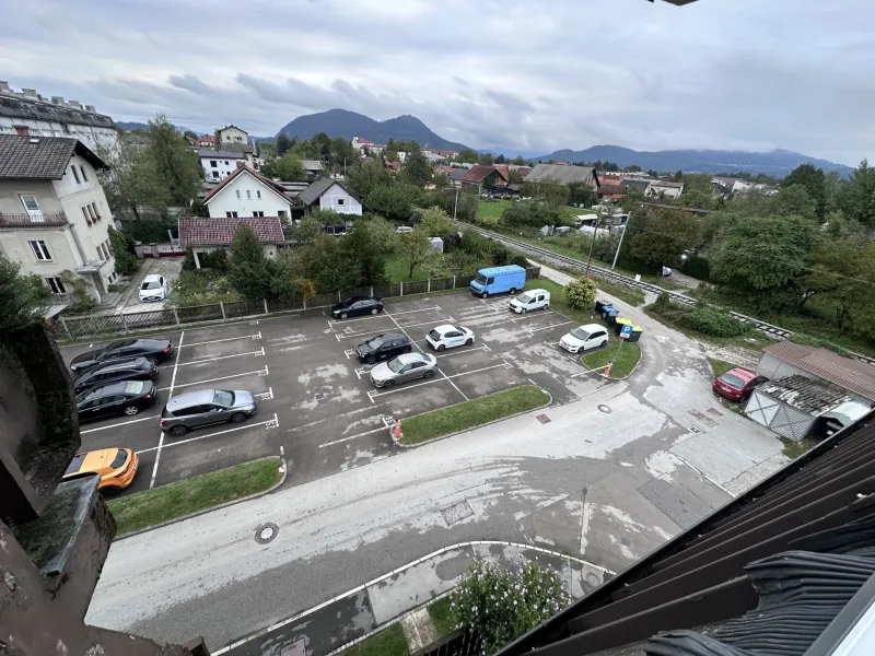 Parkiri&scaron;če na Hafnerjevi ulici v &Scaron;entvidu.