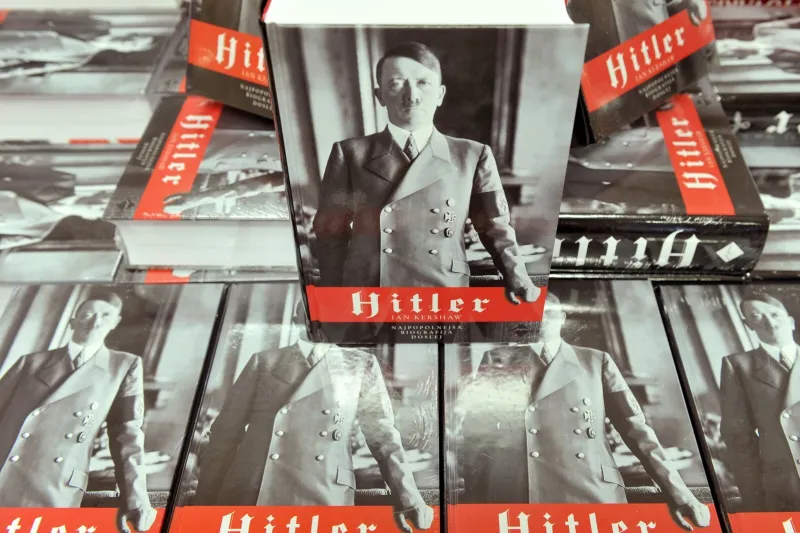 Knjigo Hitlerju je napisal tudi britanski zgodovinar Ian Kershaw. Knjiga Hitler. Tamino Petelin&scaron;ek/STA