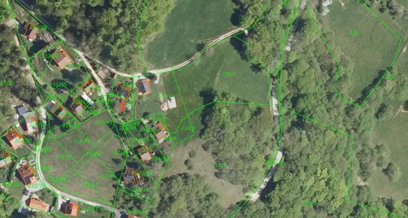 V postopku nadzora so se vpra&scaron;ali tudi o smiselnosti prodaje parcele brez sočasne prodaje parcele 212/5 saj je po prodaji parcela ostala brez ustreznega dostopa, kar lahko vpliva na njeno uporabnost in posledično tudi vrednost. FOTO: Eprostor