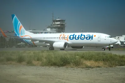 Letalo nizkocenovnega letalskega prevoznika Flydubai iz Zdruzenih arabskih emiratov. FOTO: STA