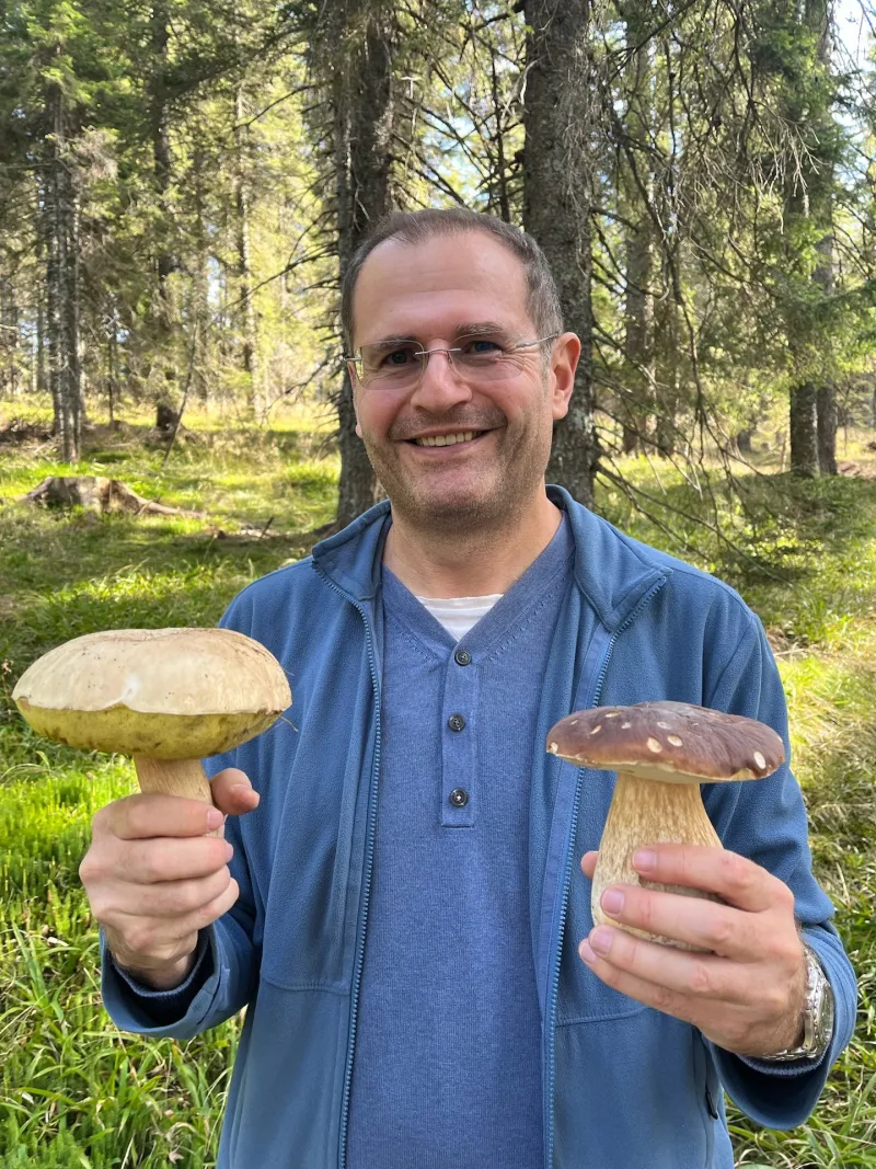Novinar in voditelj Nenad Gl&uuml;cks se vsako leto z družino odpravi v gozd pobirati gobe. Kot pravi, ga gobarjenje spro&scaron;ča, jurčke pa tudi rad je. Foto: Nenad Gl&uuml;cks.  