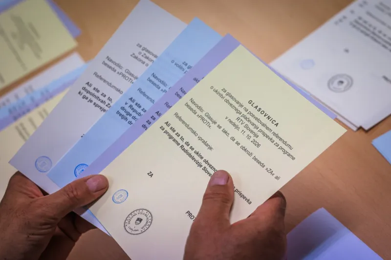 Predcasno glasovanje za zakonodajni referendum o noveli zakona o parlamentarni preiskavi ter tri posvetovalne referendume - o ukinitvi obveznega placevanja prispevka za Radiotelevizijo Slovenija, o pogojevanju pravice do denarne socialne pomoci z aktivnim vkljucevanjem delovno sposobnih upravicencev v druzbenokoristna dela ter o volilni pravici na lokalnih volitvah.Foto: STA