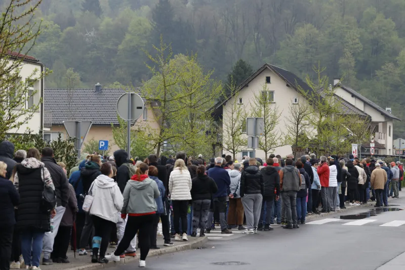 Slovenija, Borovnica, 15.04.2026, 15. april 2026Vrsta ljudi ?aka na vpis za izbranega zdravnika pred zdravstvenim domom. zdravje Foto:Bortu ?ivulovi?/F.A.Bobo