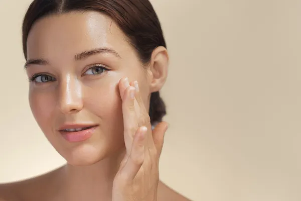 Dermatologi opozarjajo, da instagram in TikTok nasveti niso vedno najbolj&scaron;i. Foto: Canva