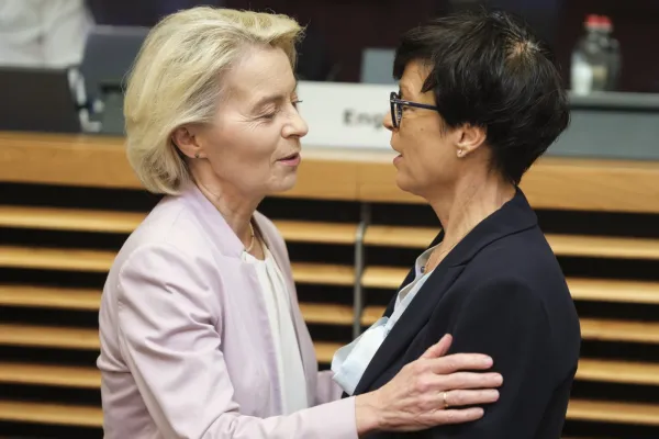 Predsednica Evropske komisije Ursula von der Leyen in evropska komisarka za &scaron;iritev Marta Kos. Foto: STA