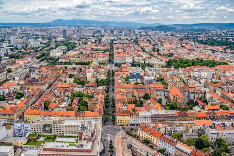  Zagreb&scaron;ki župan Tomislav Toma&scaron;ević je danes napovedal zvi&scaron;anje t. i. nepremičninskega davka s petih na osem evrov na kvadratni meter letno, kar pomeni 60-odstotno zvi&scaron;anje. Foto: Canva