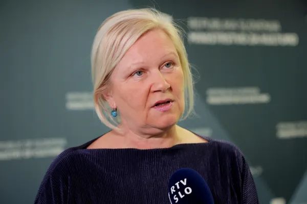 Ljubljana, ministrstvo za kulturo.Ministrica za kulturo Asta Vrecko je podpisala pogodbo za projekt samodejnega podnaslavljanja TV programov za invalide.Direktorica TV Slovenija Natalija Gorscak.