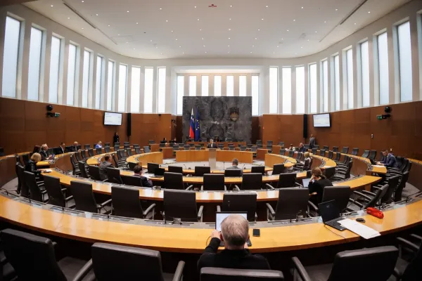 Nadaljevanje seje DZ, na kateri so med drugim na zahtevo koalicije obravnavali zahtevi za odreditev parlamentarnih preiskav o sumu politicne zlorabe Sove in policije pri aferi Black Cube ter sumu ogrozanja energetske neodvisnosti in cenah elektrike.Foto: STA