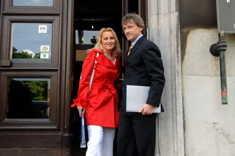 Izjava za javnost po danasnjem sestanku predstavnikov druzbe Medicoengineering z ministrom za zdravje Andrejem Brucanom o ponudbi za humanitarno nabavo 18 operacijskih miz za pet slovenskih bolnisnic..Prokuristka druzbe Medicoengineering Tanja Frantar in predstavnik druzbe Igor Zabret.Foto: STA