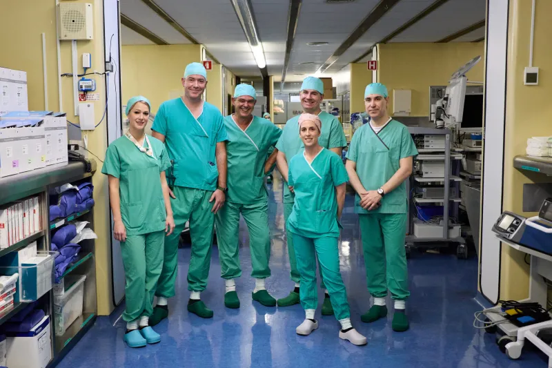 Del uspe&scaron;ne multidisciplinarne ekipe: abdominalna kirurga Miha Petrič in Blaž Trotov&scaron;ek, gastroenterolog David Drobne, anesteziolog Sergej Godec ter operacijski medicinski sestri Maja Grozde in Eva Zalar Strmčnik.
