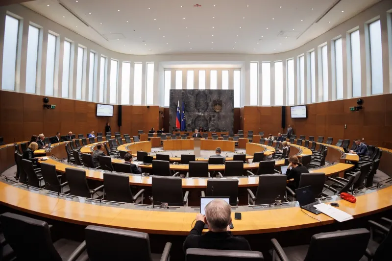 Nadaljevanje seje DZ, na kateri so med drugim na zahtevo koalicije obravnavali zahtevi za odreditev parlamentarnih preiskav o sumu politicne zlorabe Sove in policije pri aferi Black Cube ter sumu ogrozanja energetske neodvisnosti in cenah elektrike.Foto: STA