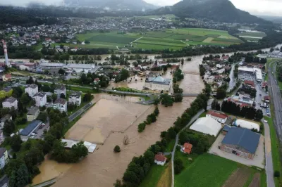 V avgustovskih poplavah leta 2023 je bila močno po&scaron;kodovana komunalna infrastruktura na mostu na državni cesti čez reko Soro v Medvodah. Uničena je bila tako električna napeljava kot tudi vodovod in javna razsvetljava. Foto: STA