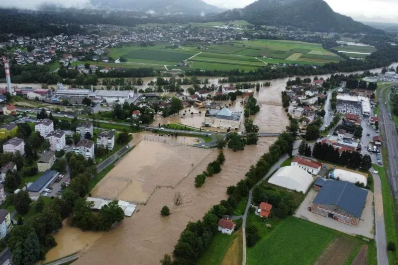 V avgustovskih poplavah leta 2023 je bila močno po&scaron;kodovana komunalna infrastruktura na mostu na državni cesti čez reko Soro v Medvodah. Uničena je bila tako električna napeljava kot tudi vodovod in javna razsvetljava. Foto: STA