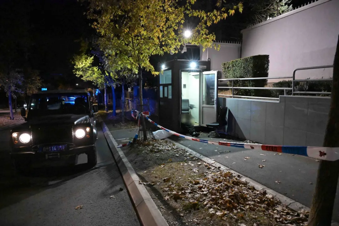Drama v Beogradu: policist ubil mladoletnega napadalca pred izraelskim veleposlaništvom