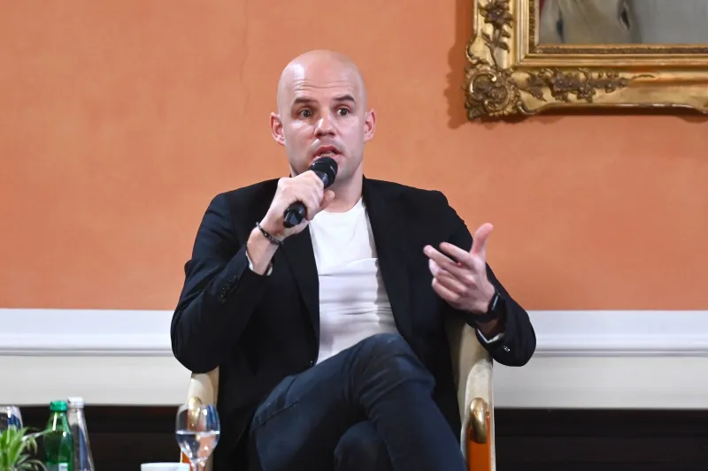Hibridna novinarska konferenca druzbe Equinox nepremicnine, na kateri so predstavili pomembne podrobnosti in okoliscine uvrstitve delnic prve zasebne nepremicninske delniske druzbe v trgovanje na organiziranem trgu Ljubljanske borze vrednostnih papirjev.Foto: STAPredstavnik druzbe Equinox Matej Rigelnik.